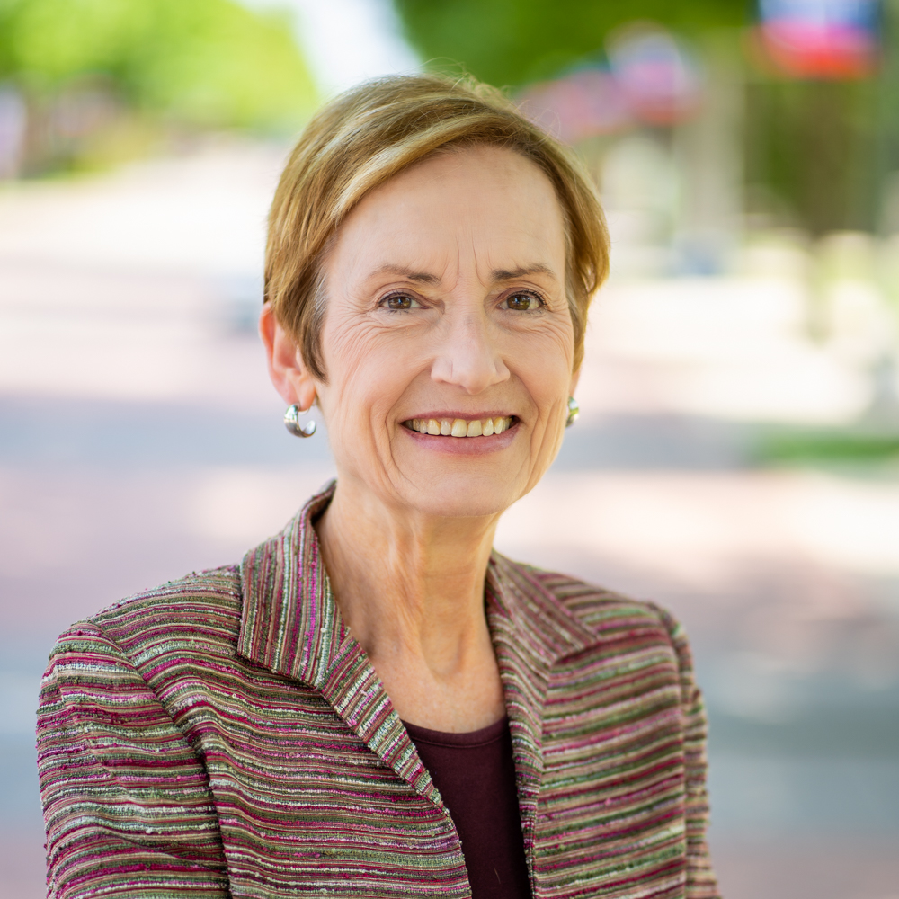 Mitzi Hennessey Headshot