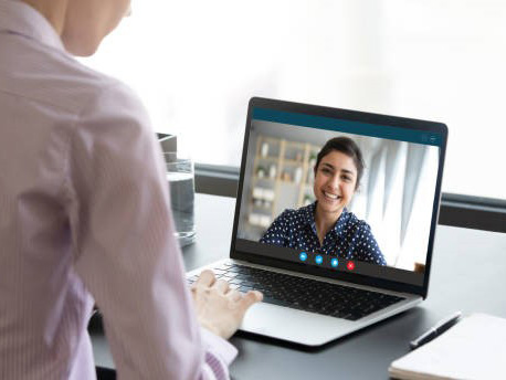 Laptop-based virtual consultation between coach and teacher.
