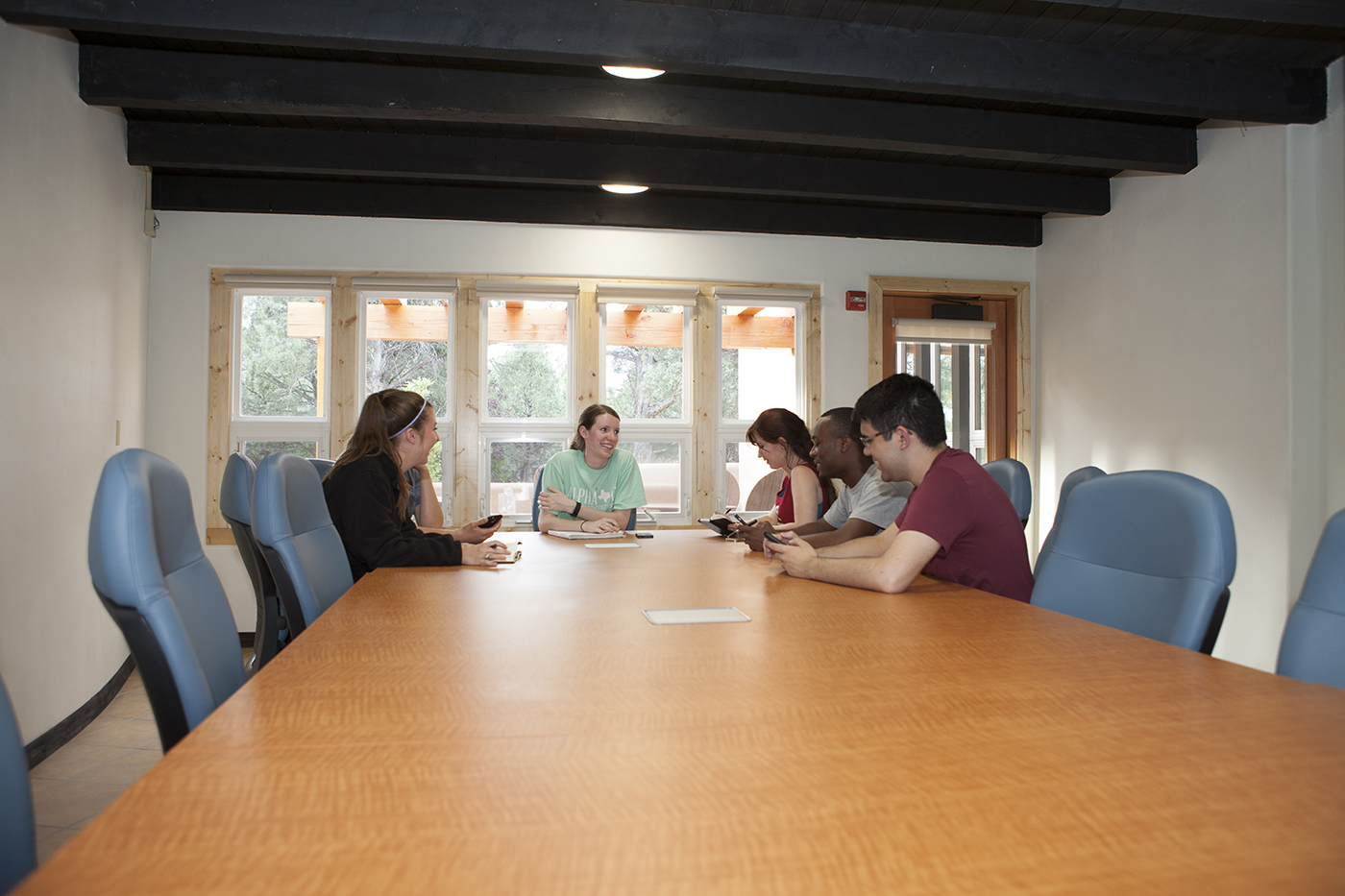 Small class gathers at a table in SMU-in-Taos