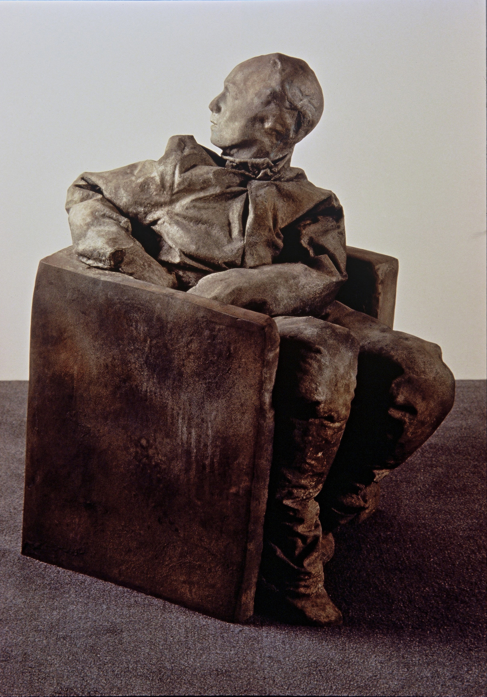 Juan Muñoz (Spanish, 1953-2001), Seated Figure Looking Backwards, 1996. Bronze. Meadows Museum, SMU, Dallas. Gift of The Barrett Collection, Dallas, Texas, in honor of Dr. Mark A. Roglán, MM.2014.06. Photo courtesy of The Barrett Collection