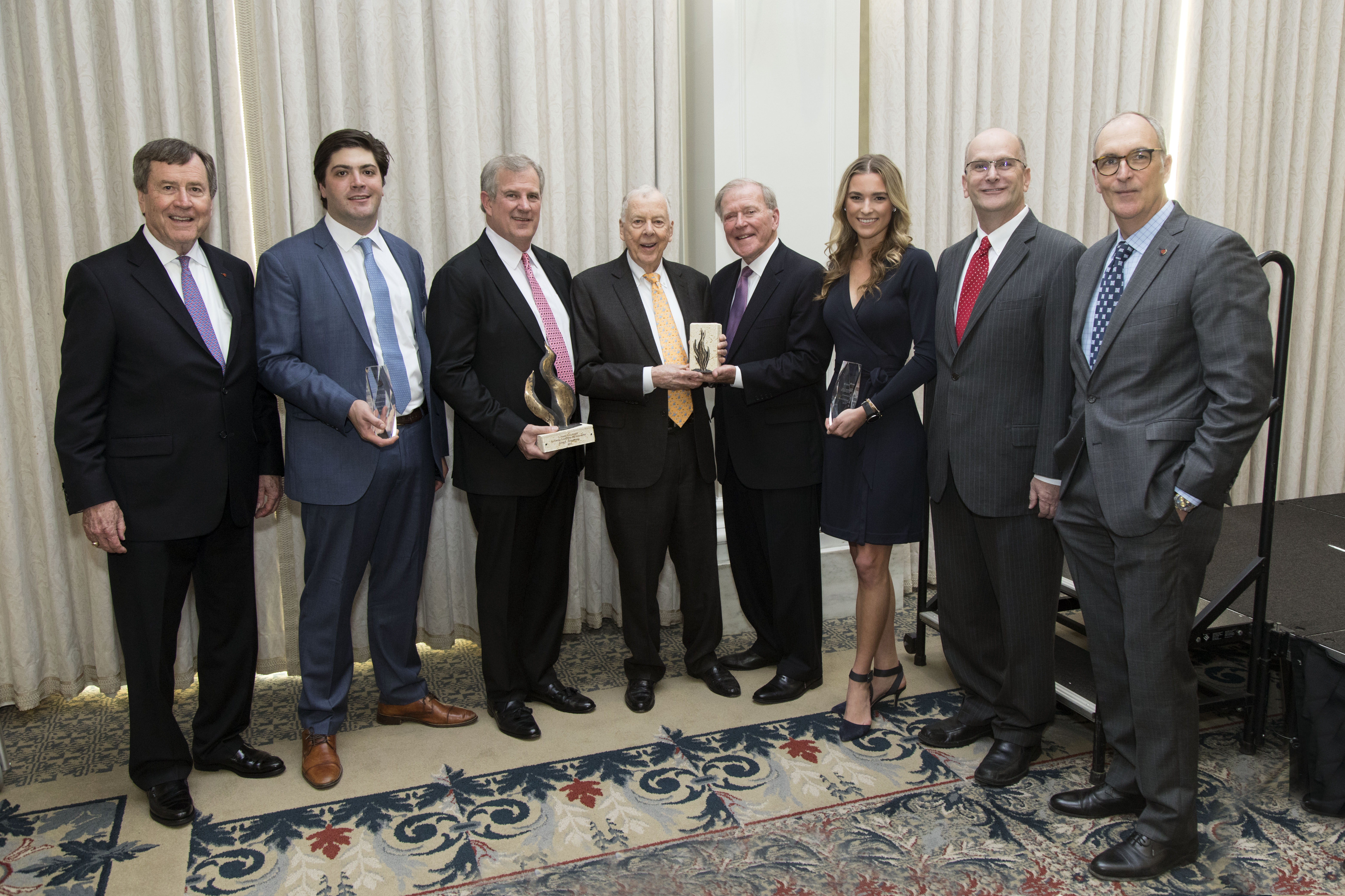 Identification for the 1104 photo, left to right R. Gerald Turner, President SMU Matthew Keffler, MBA ’18, Pitts Energy Leadership Graduate Award Scholarship Recipient Greg Armstrong, CEO of Plains All American, L. Frank Pitts Award Honoree T. Boone Pickens, Chairman, BP Capital, Pioneer Award Honoree  Bobby Lyle SMU ‘67, Chairman, President and CEO of Lyco Holdings, Inc. and SMU Trustee Knox Schieffelin, BBA ’18, Pitts Energy Leadership Undergraduate Scholarship Recipient  Bruce Bullock, SMU ’81, Director, SMU Cox Maguire Energy Institute Matthew Myers, Dean, SMU Cox School of Business  