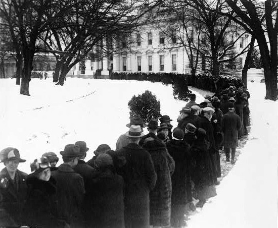 Line outside the White House in 1920s